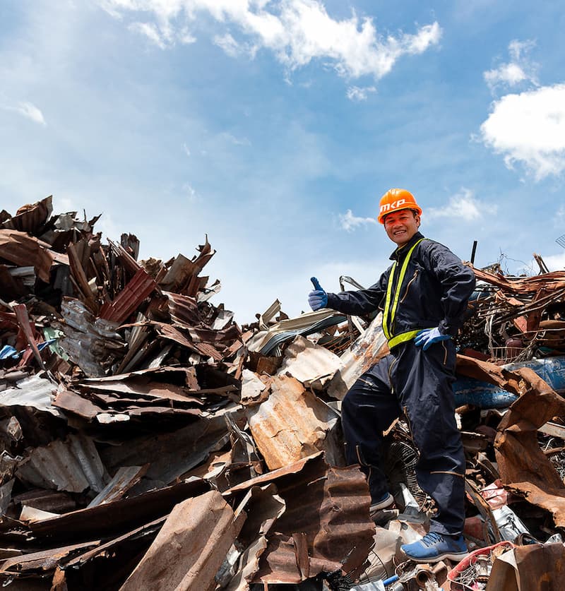 Nhân viên Cường Hải bốc xếp phế liệu